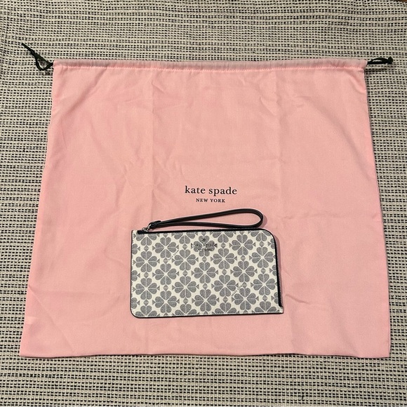 New Kate Spade four leaf clover wristlet and dust bag - Picture 7 of 7
